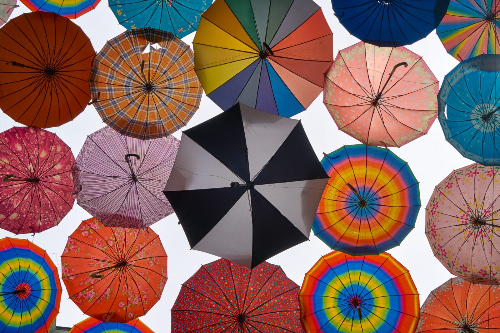Overkapping van gekleurde parasols boven een straat in Shiraz