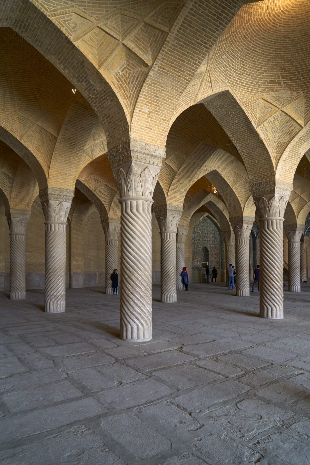 Rij bogen en zuilen in een overdekte bazaargang in Shiraz