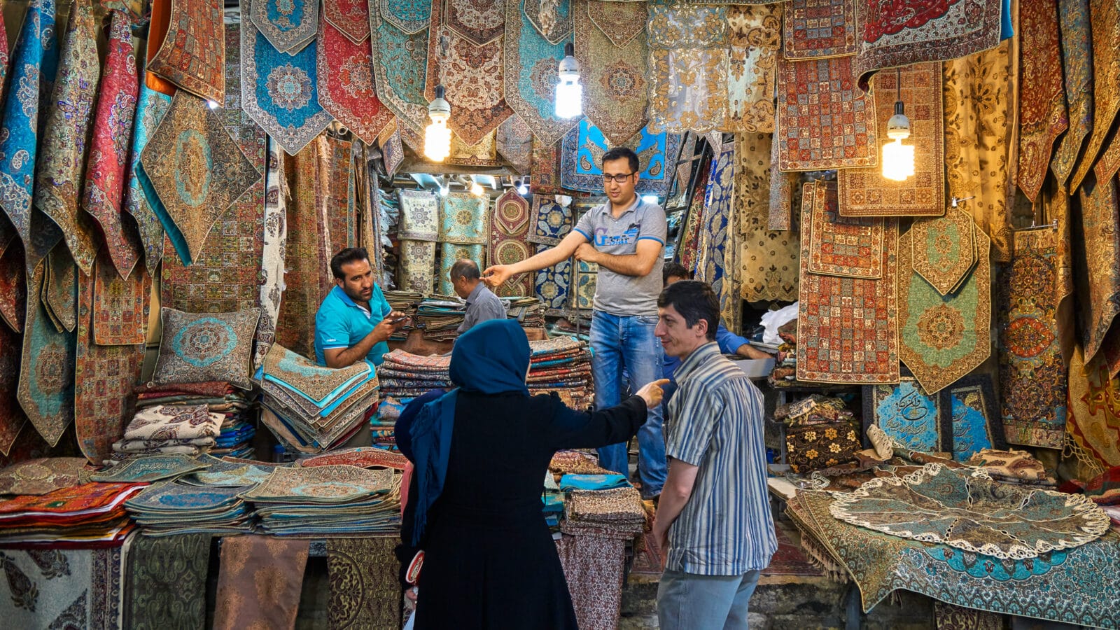 Kraam met textiel en tapijten in de bazaar van Shiraz