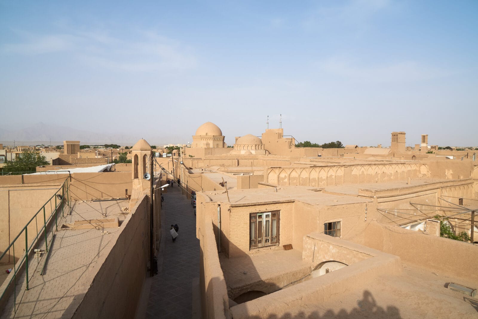 Daken van de oude stad van Yazd onder een heldere hemel