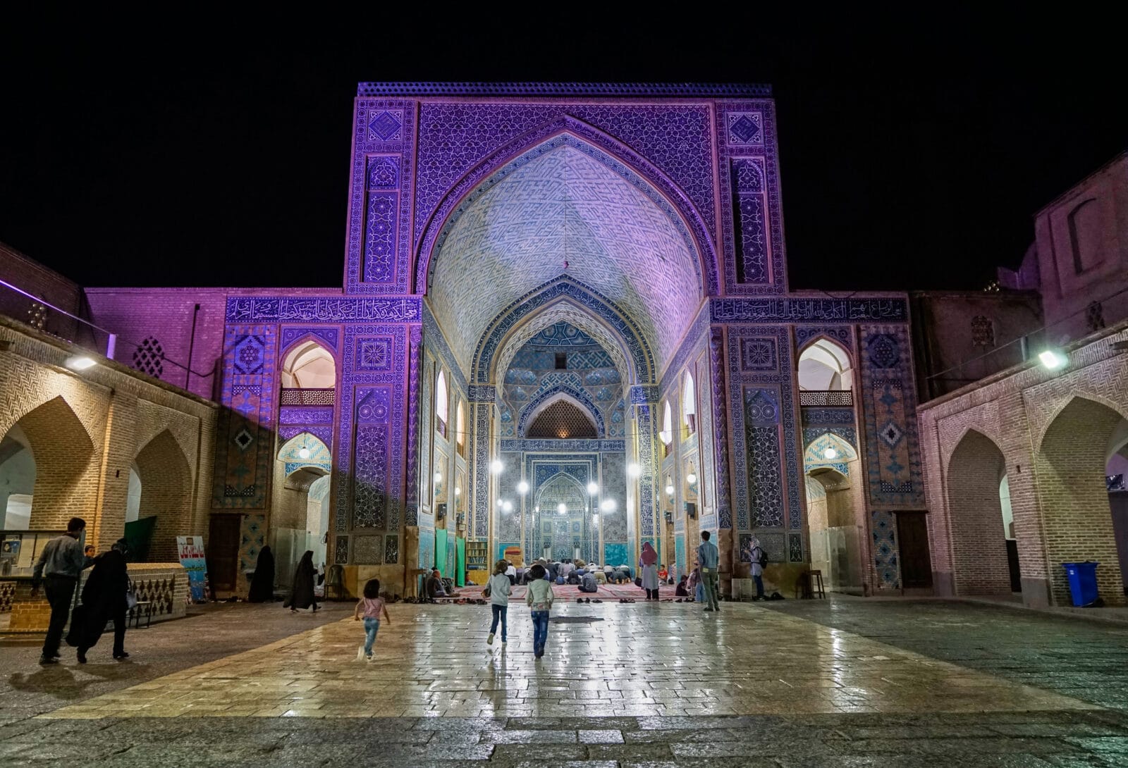 Binnenhof van de Jameh-moskee in Yazd bij avond