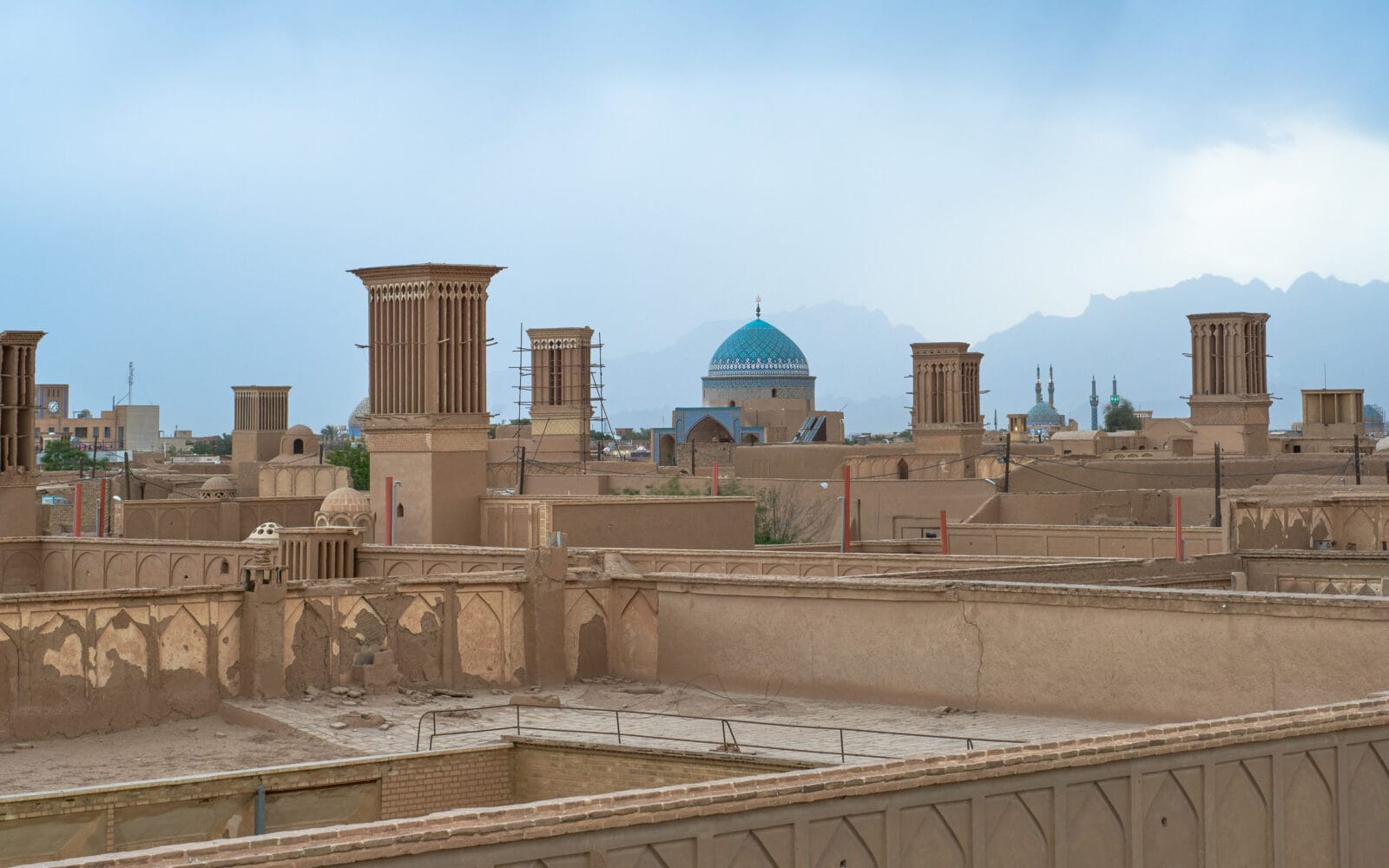 Windtorens boven de daken van de oude stad in Yazd