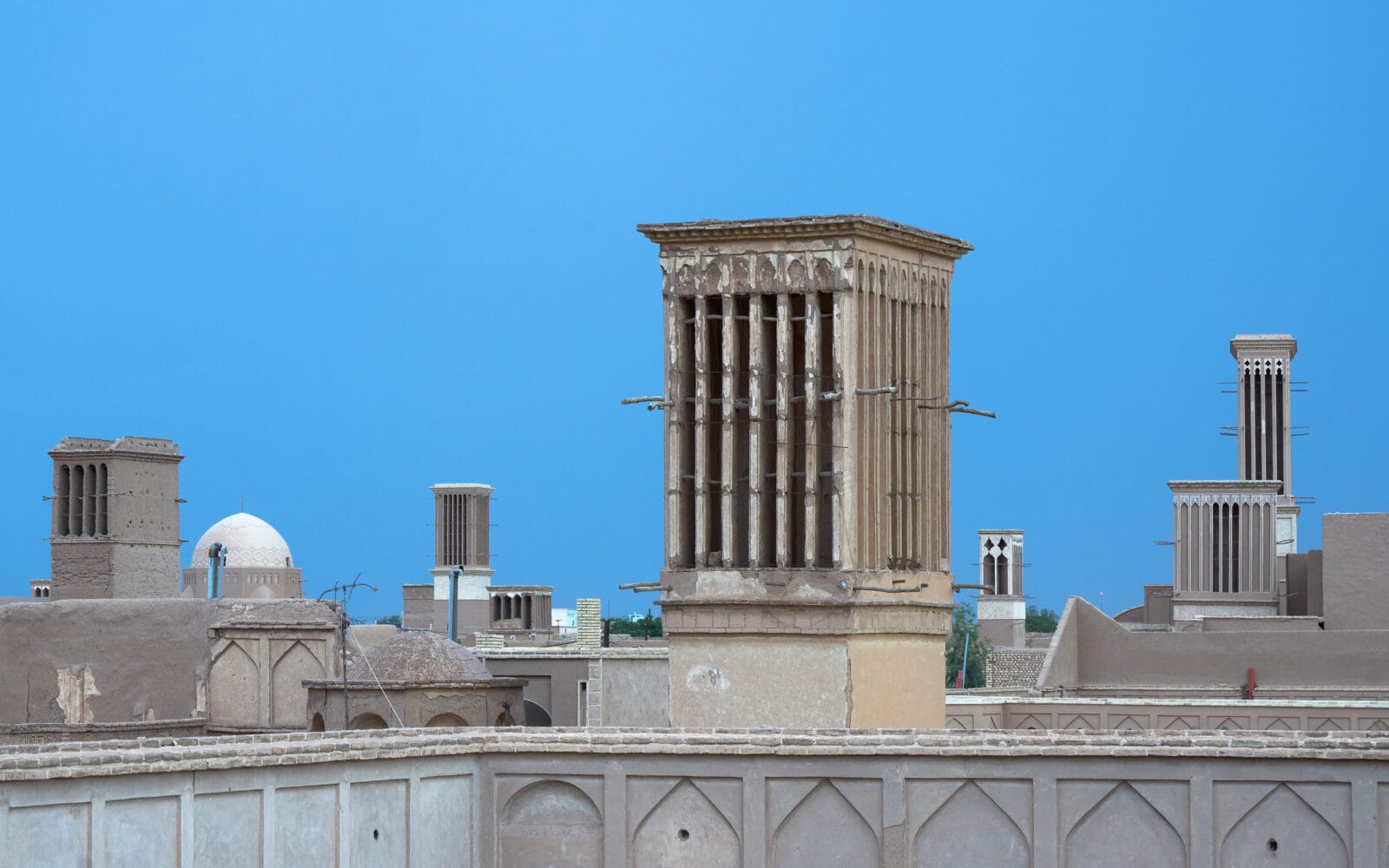 Windtorens tegen een heldere blauwe lucht in Yazd