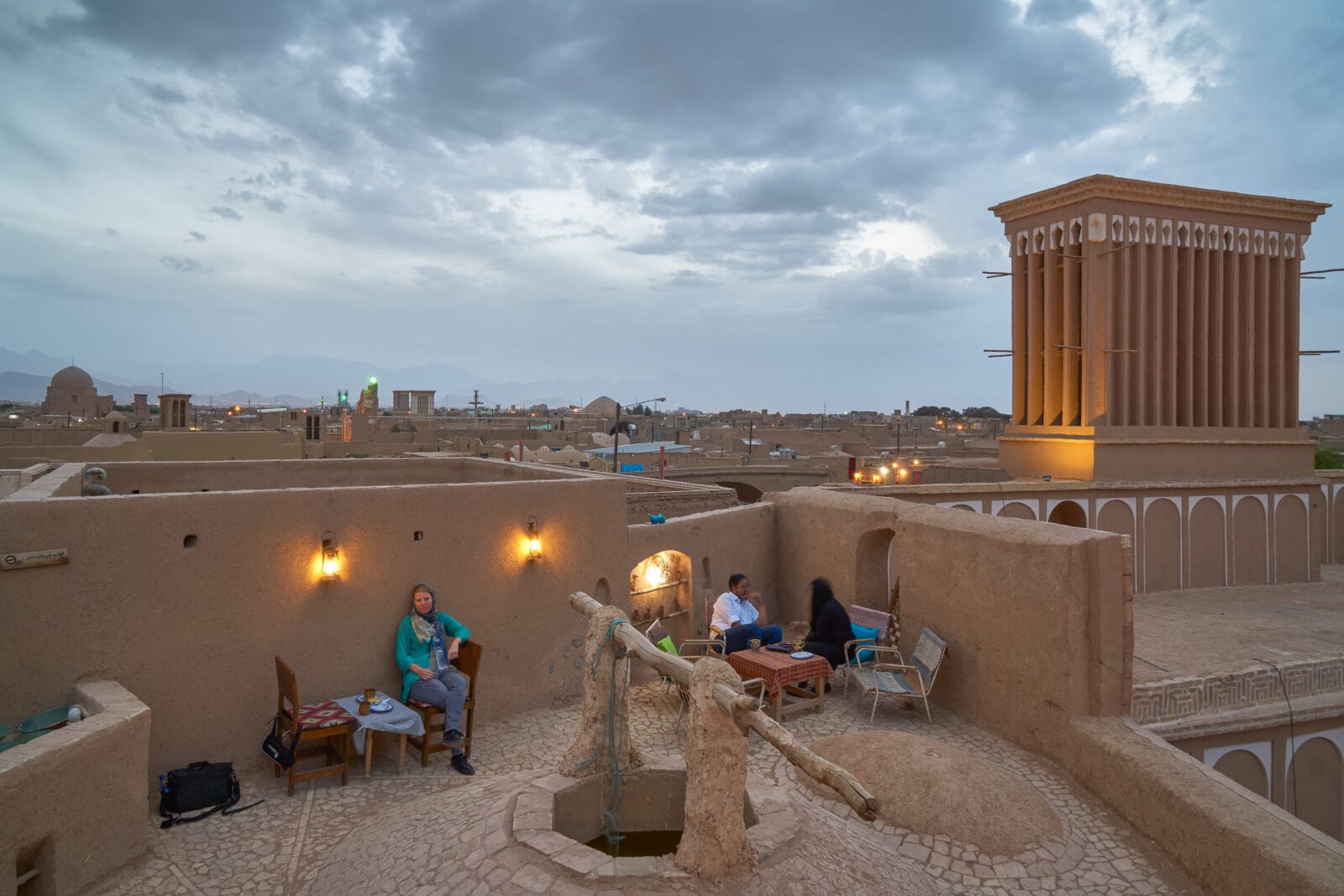 Avond op een dakterras in de oude stad van Yazd