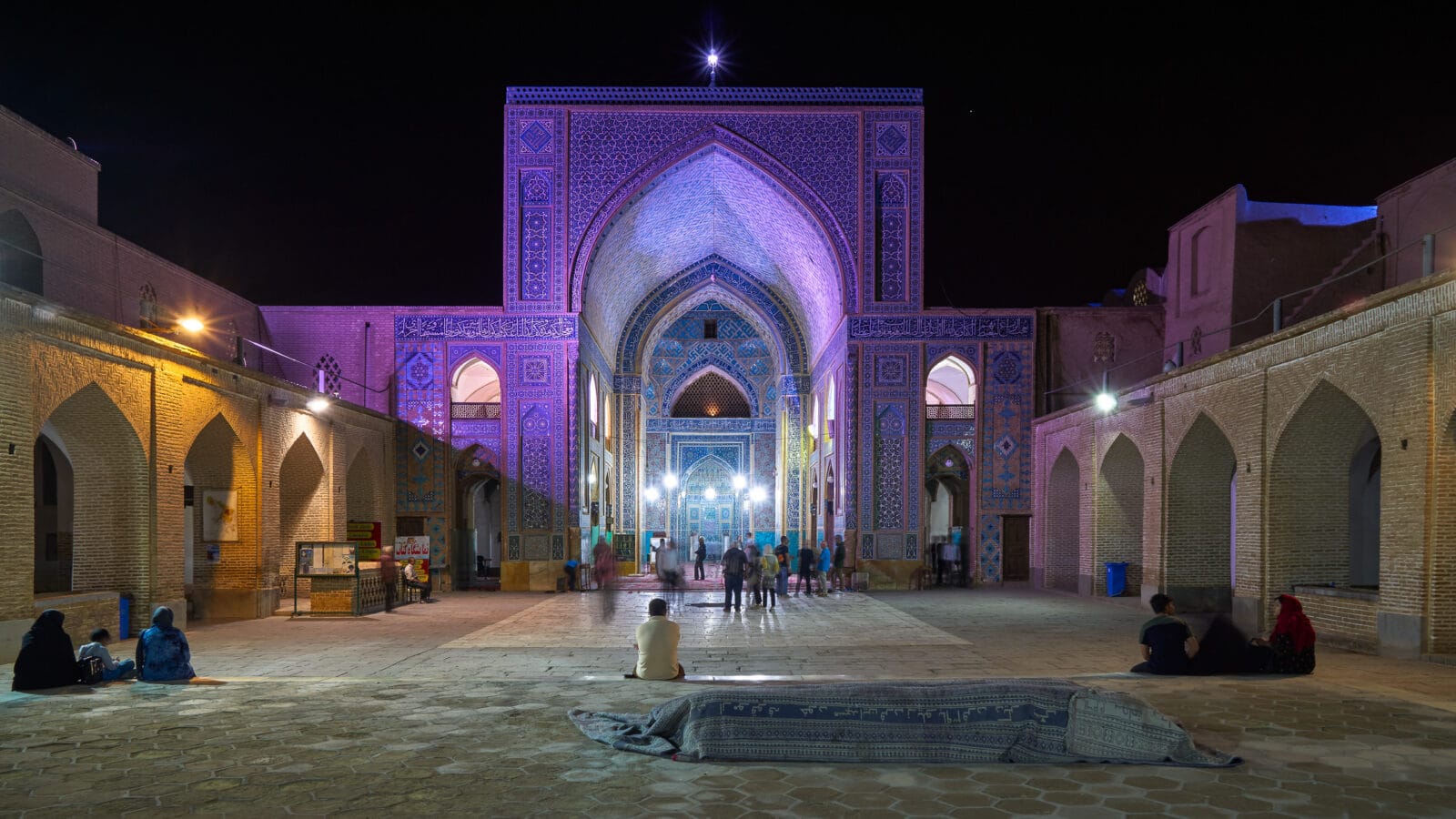 Moskee in Yazd in paars licht bij nacht