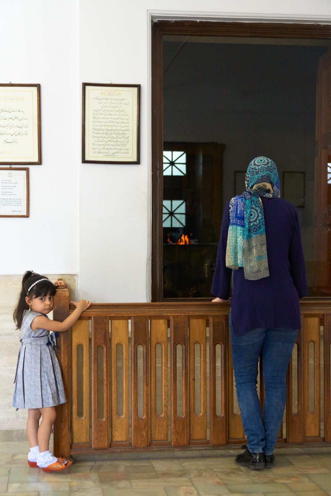Meisje en vrouw bij een haardvuur in Yazd