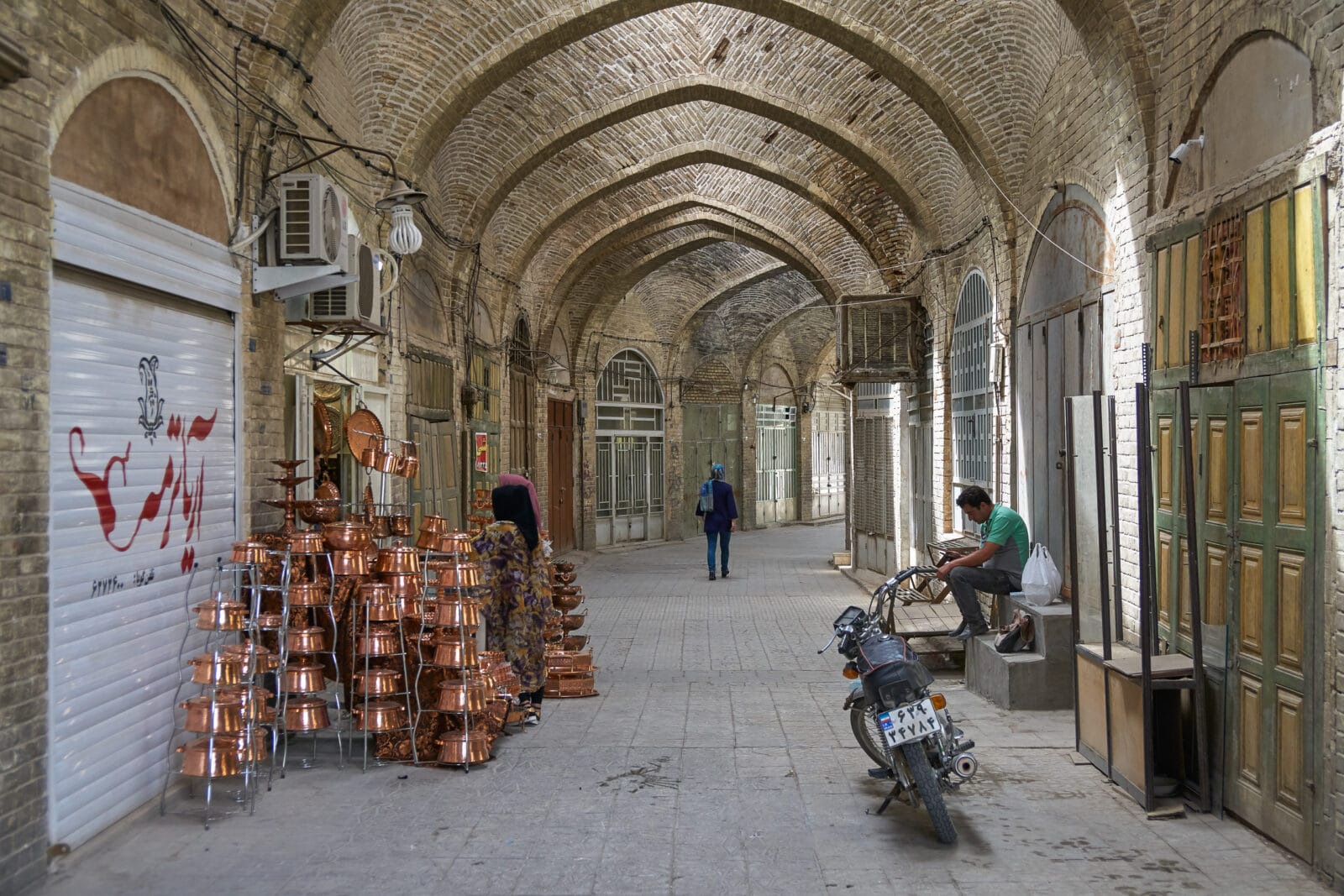 Overwelfde bazaargang met koperwerk in Yazd