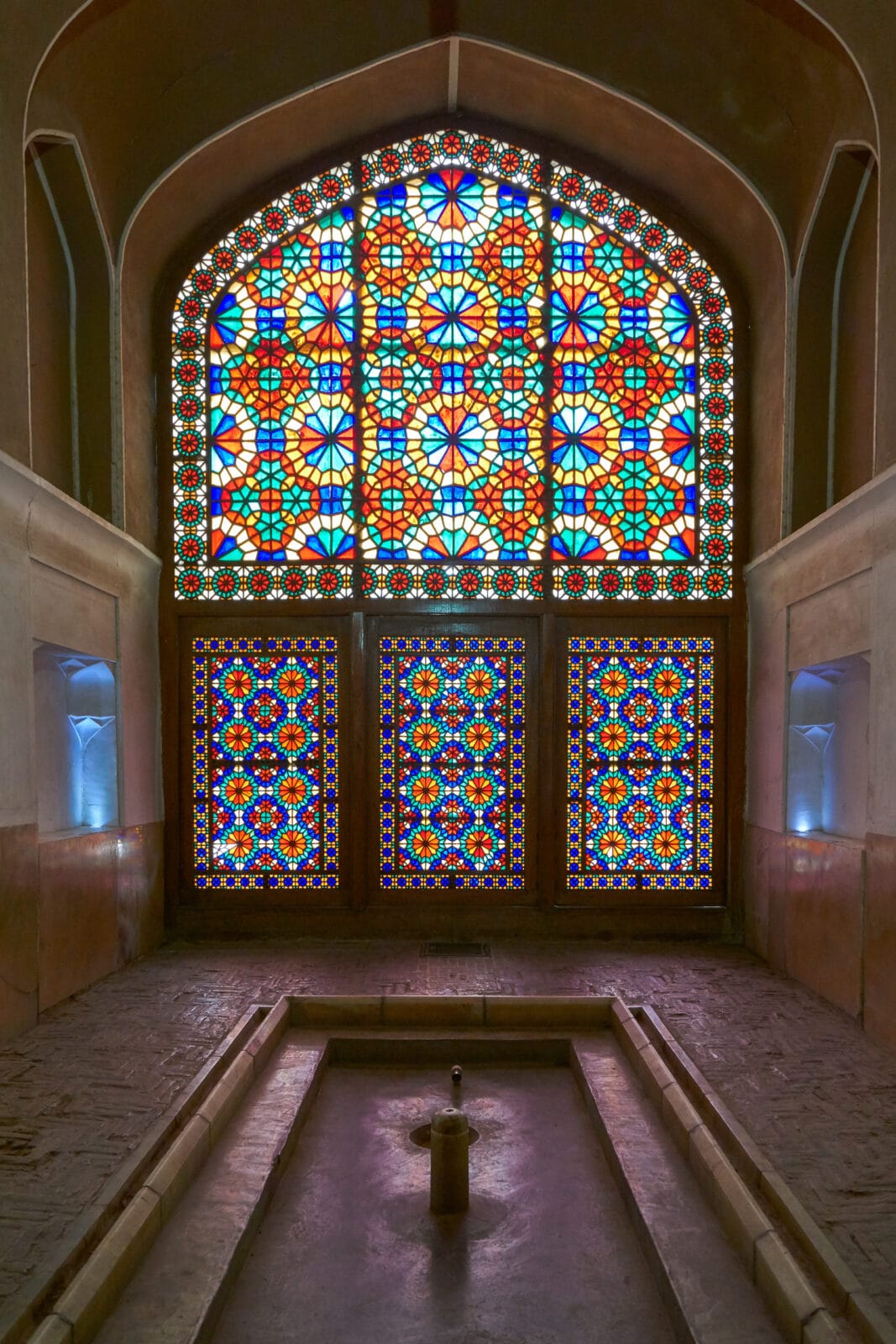 Gekleurd licht door glas-in-loodramen in Yazd