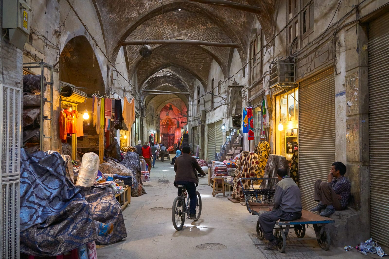 Man fietst door een steeg van de bazaar in Isfahan