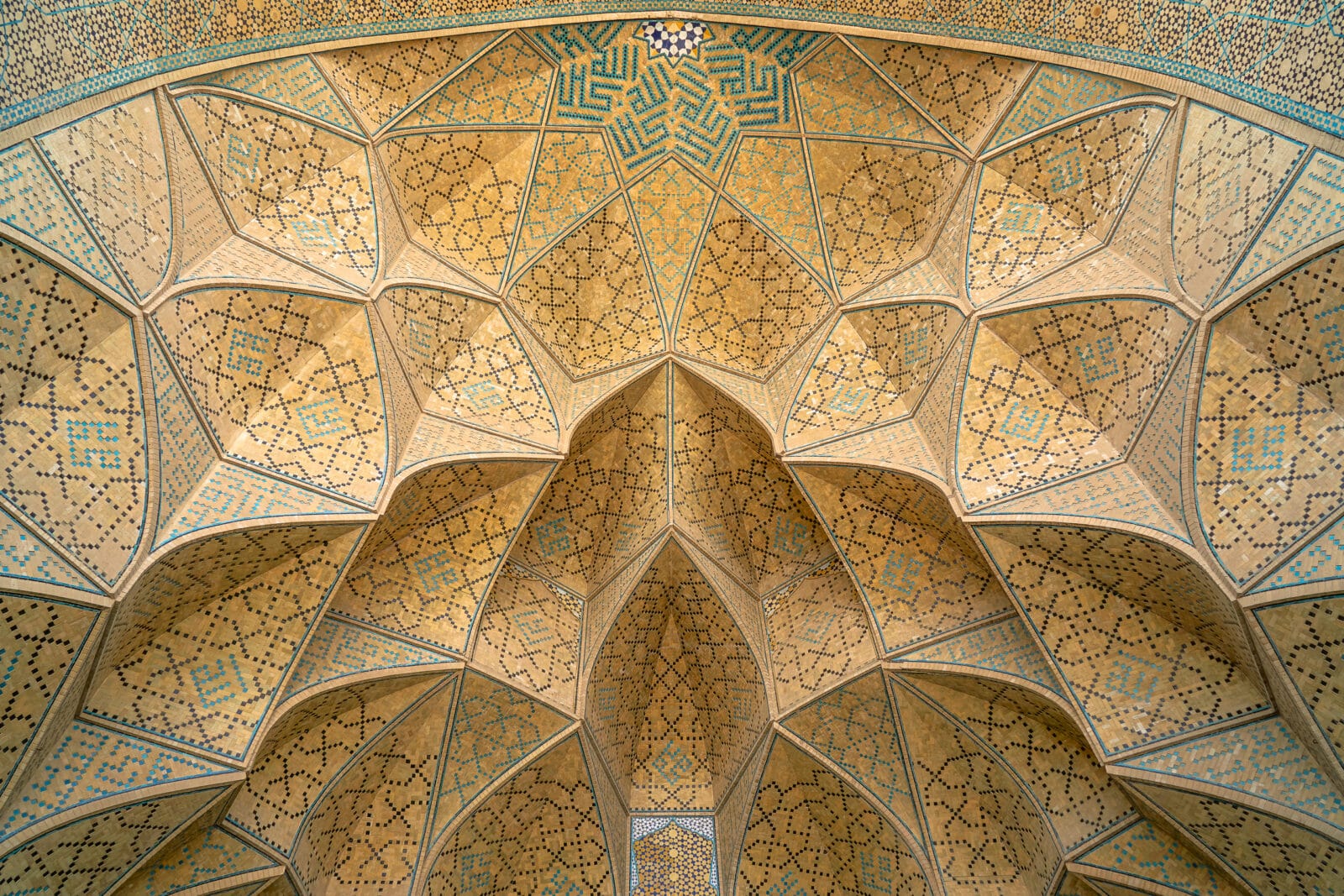 Geometrische patronen op een moskeeplafond in Isfahan