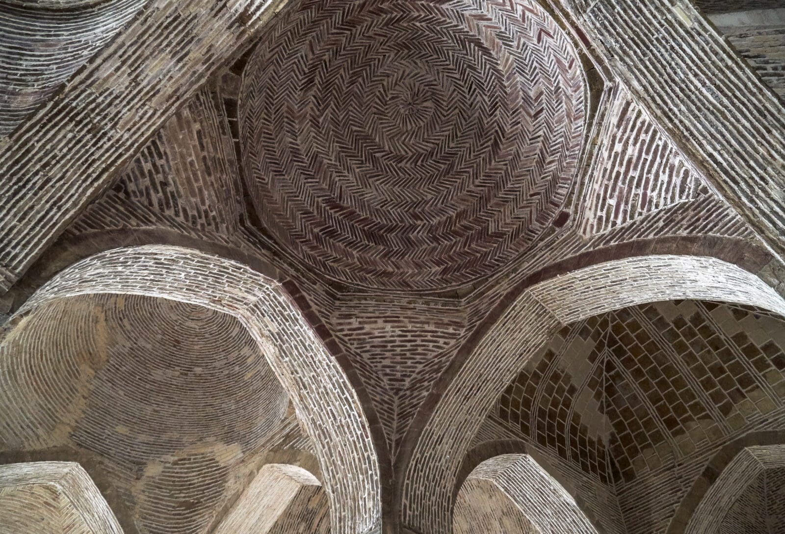 Bakstenen metselwerk in het koepelgewelf van de Jameh-moskee, Isfahan