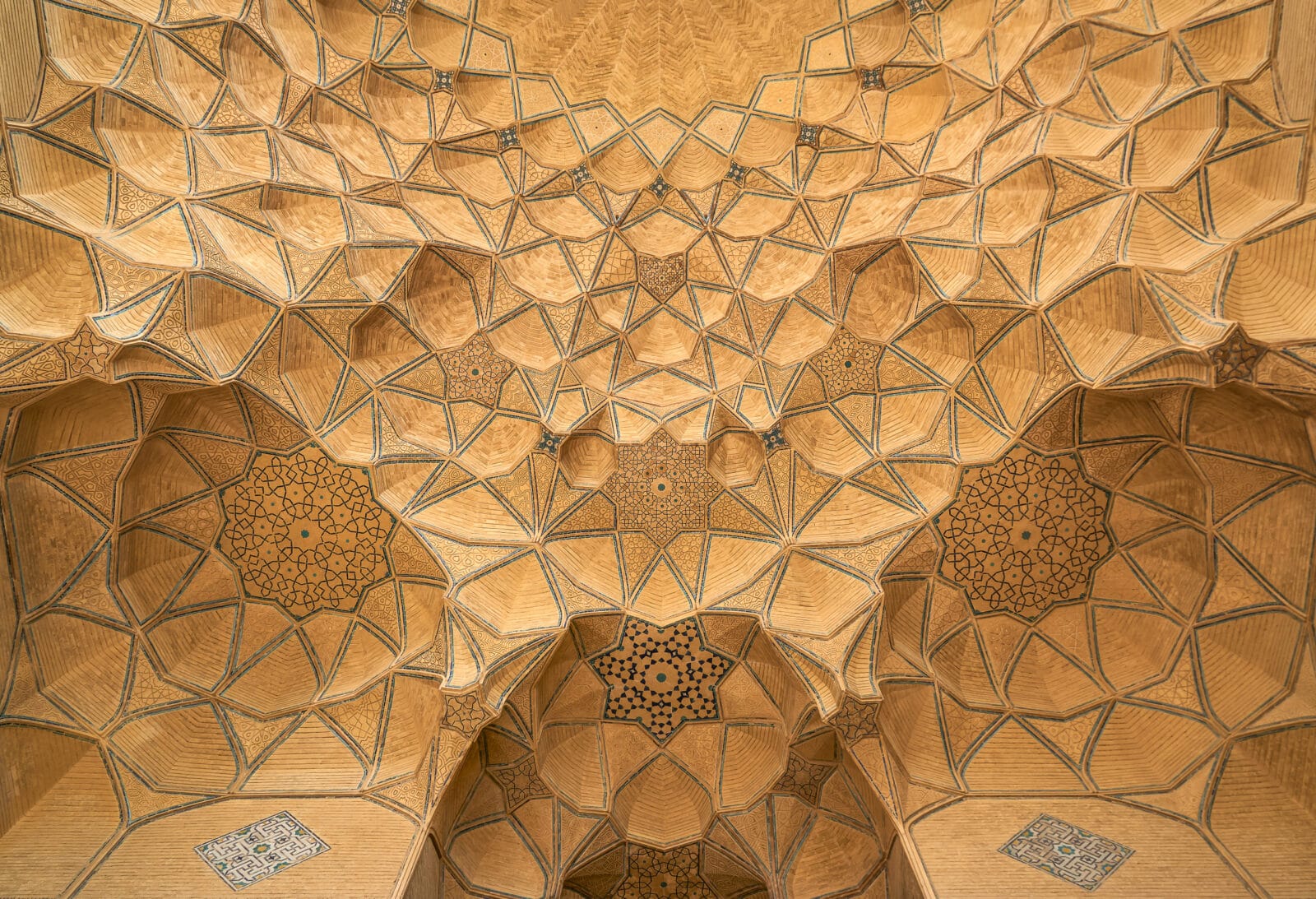Geometrische patronen in het gewelf van de Jameh-moskee in Isfahan