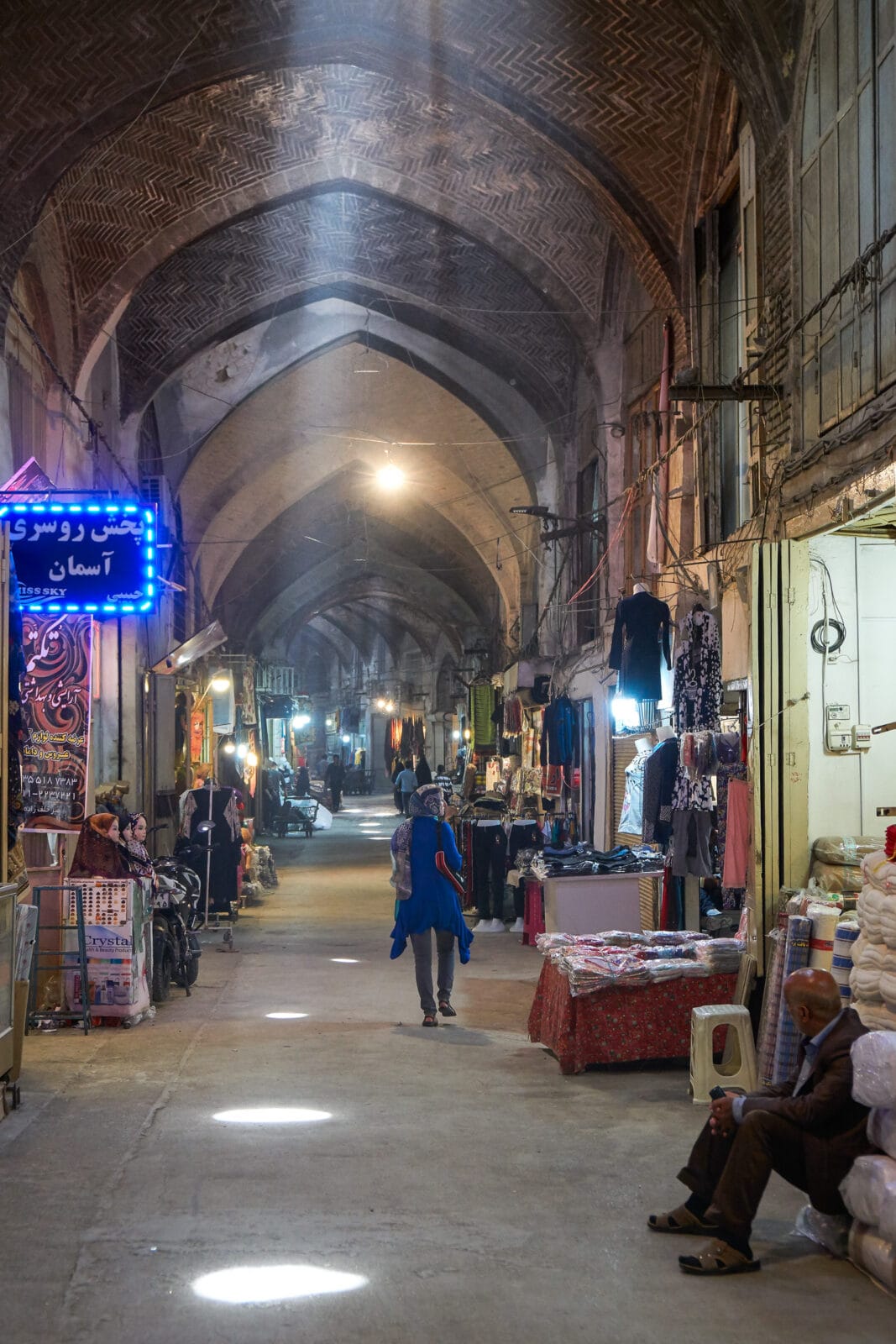 Zonlicht valt in een drukke bazaargang in Isfahan