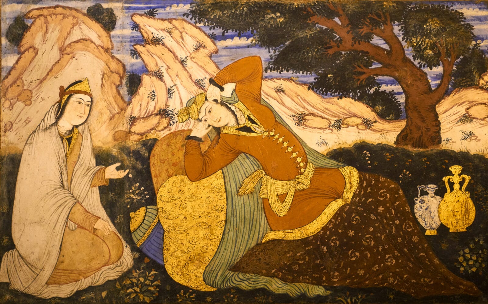 Twee vrouwen in de tuin van het Chehel Sotoun-paleis in Isfahan