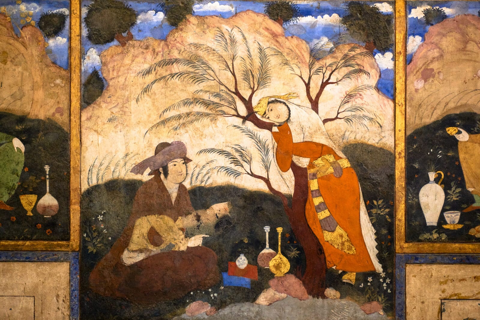 Twee figuren onder een boom in de tuin van Chehel Sotoun, Isfahan