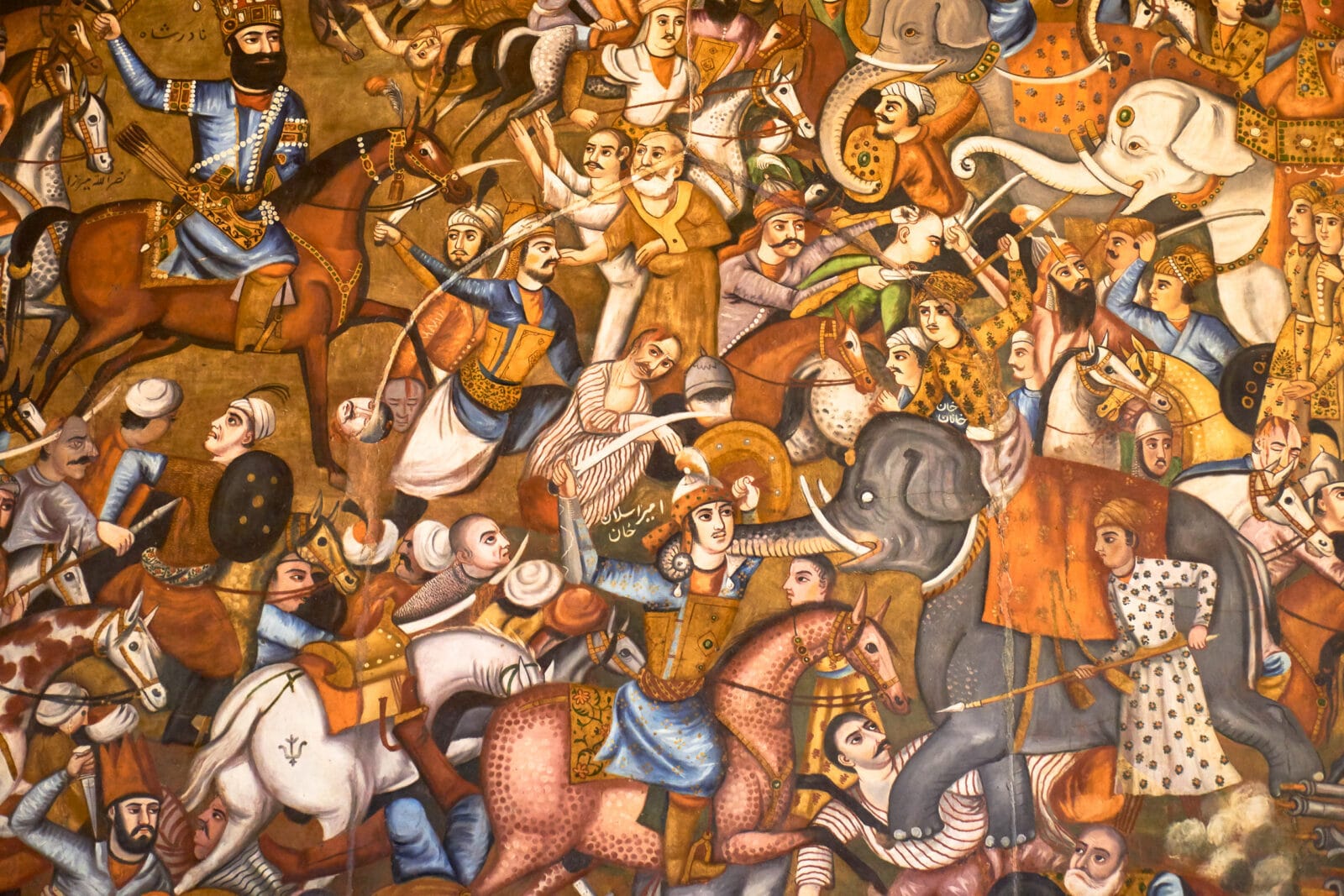 Veldslag met olifanten en paarden op een fresco in Isfahan