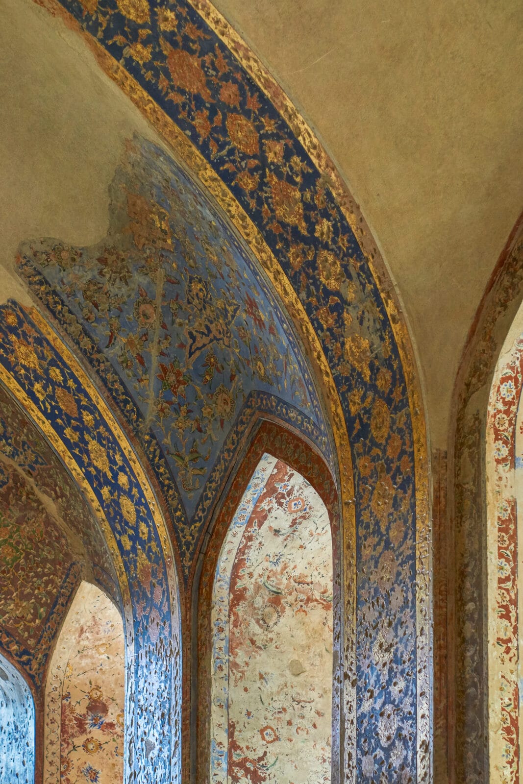 Verbleekte bloemmotieven in de bogen van Chehel Sotoun, Isfahan