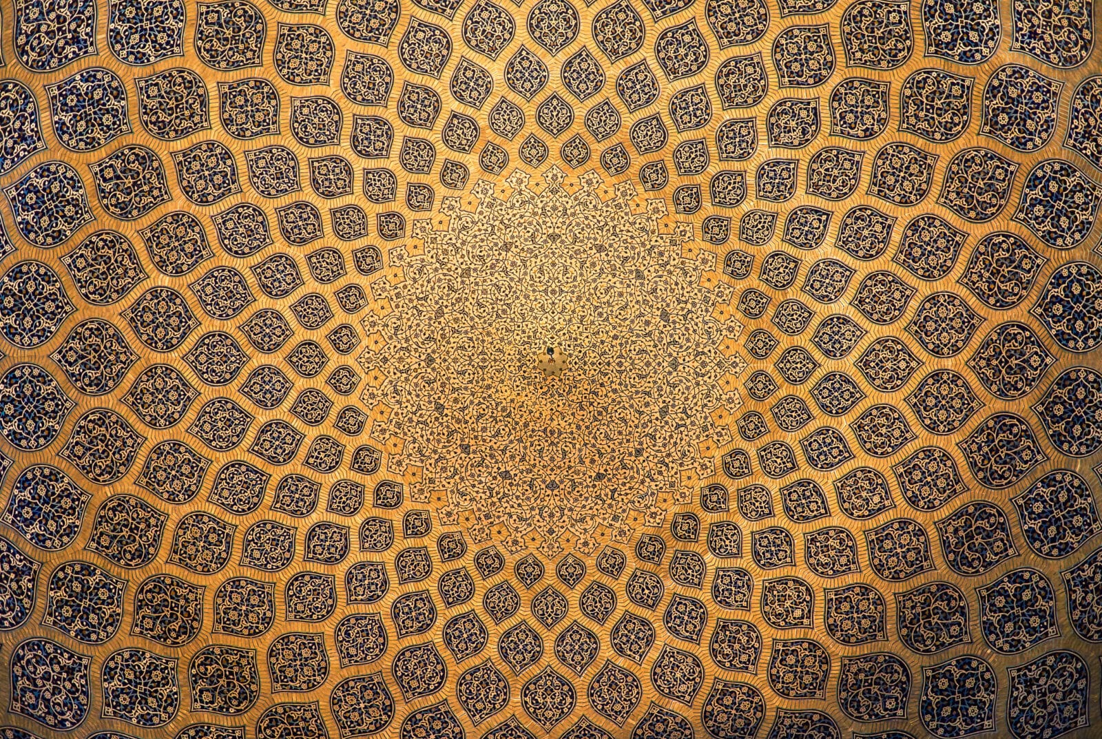 Geometrische patronen in een vergulde koepel in Isfahan
