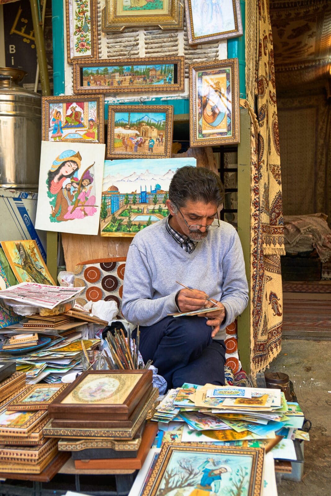 Miniatuurschilder tussen zijn werk in Isfahan