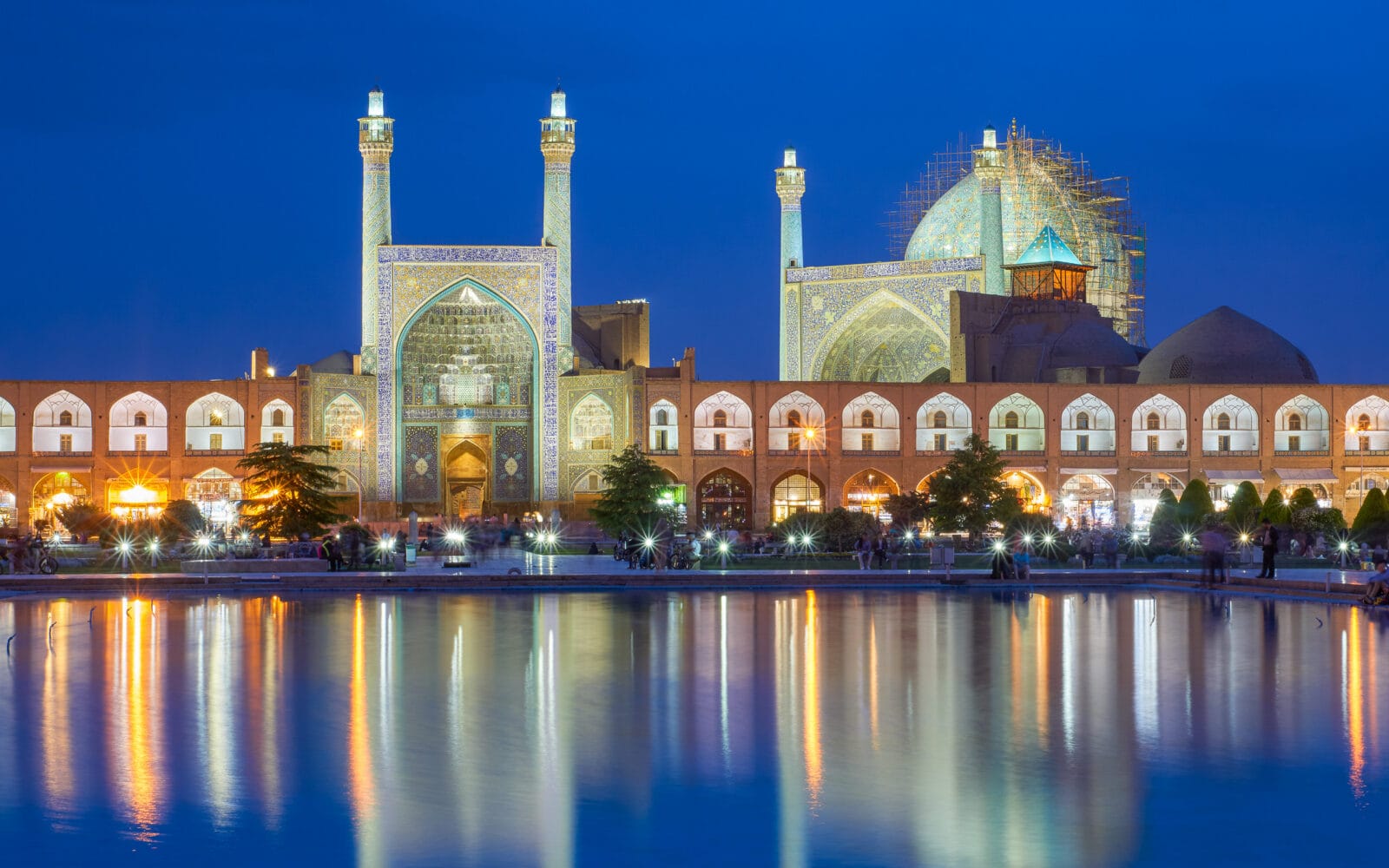Moskee verlicht bij zonsondergang met weerspiegeling in Isfahan