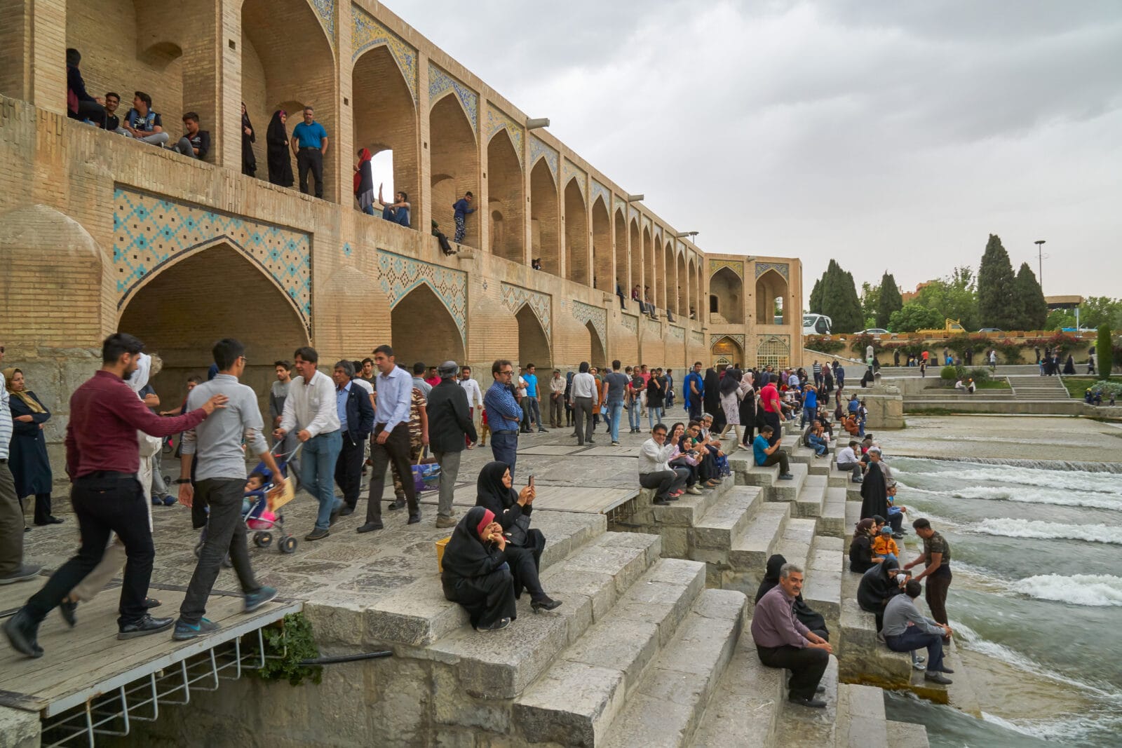 Mensen op de Khaju-brug in Isfahan