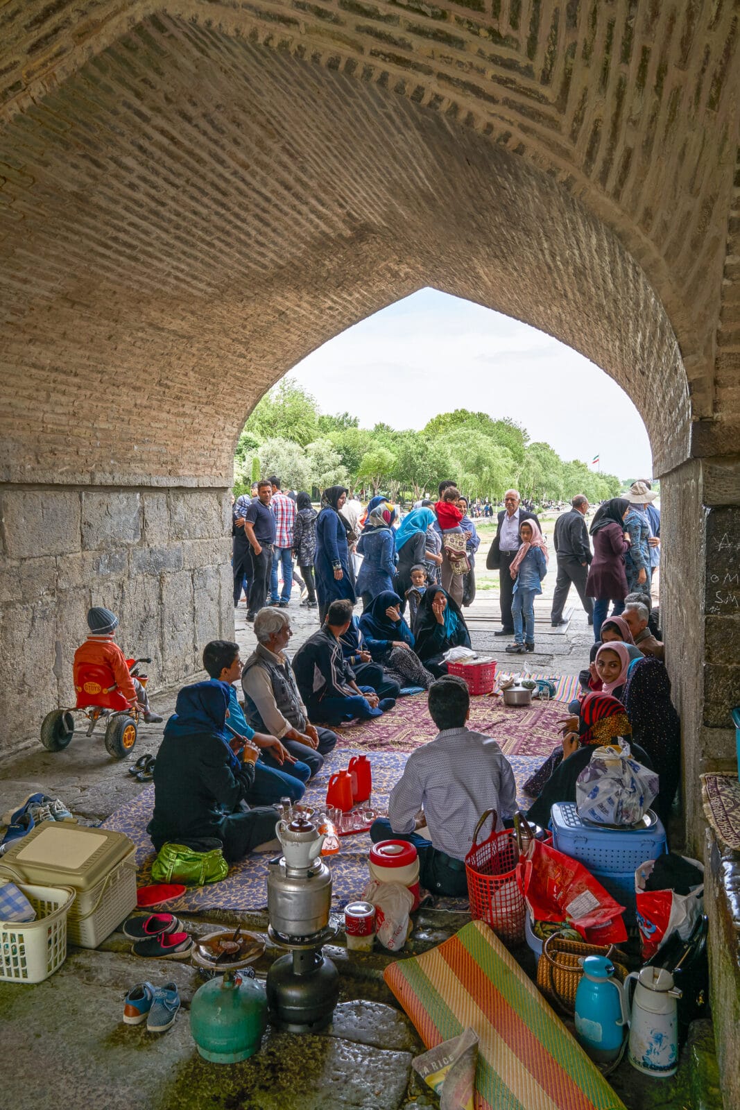 Picknick onder de bogen van de Khaju-brug in Isfahan