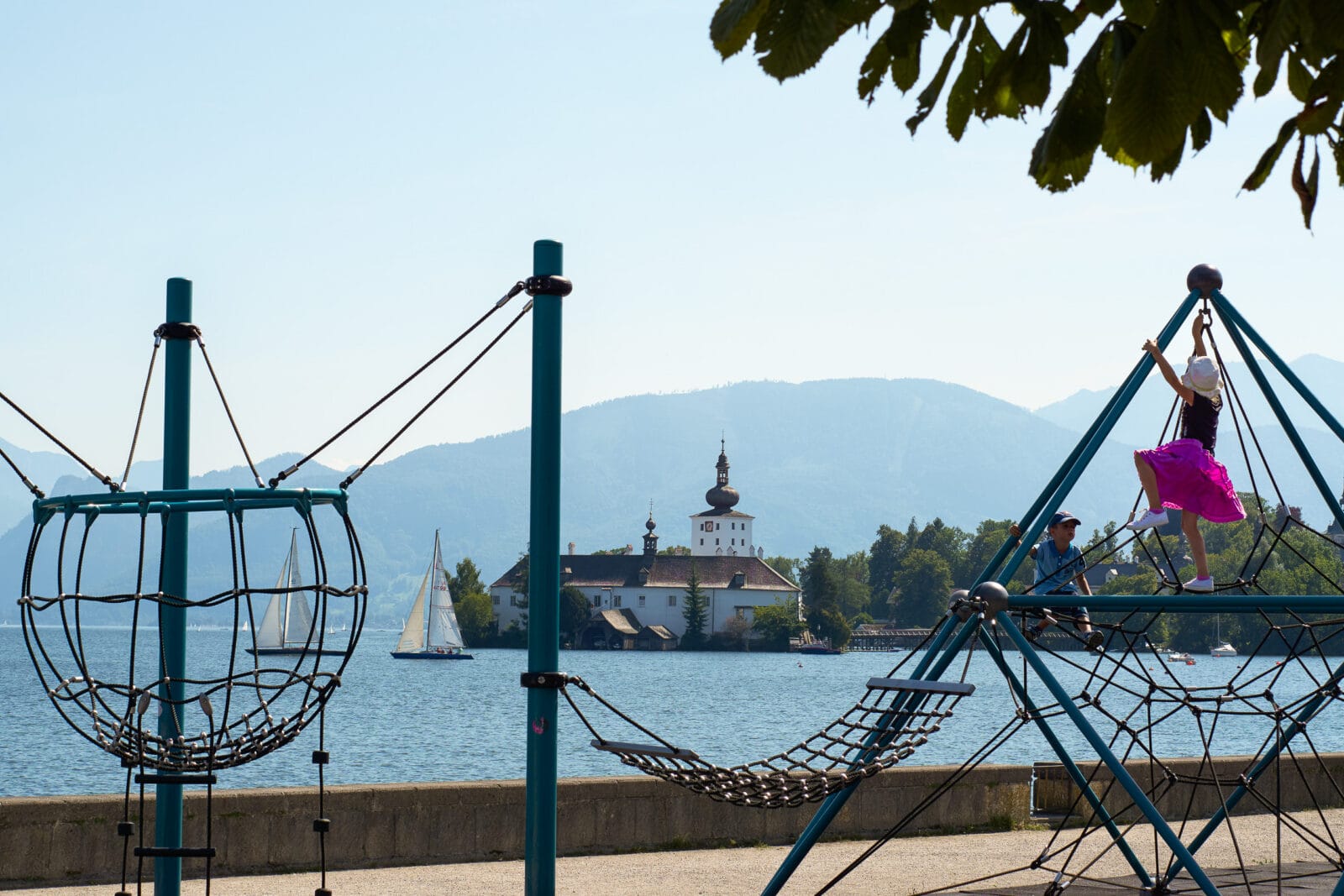Speeltuin aan de Traunsee bij Gmunden, met Schloss Ort en zeilboten