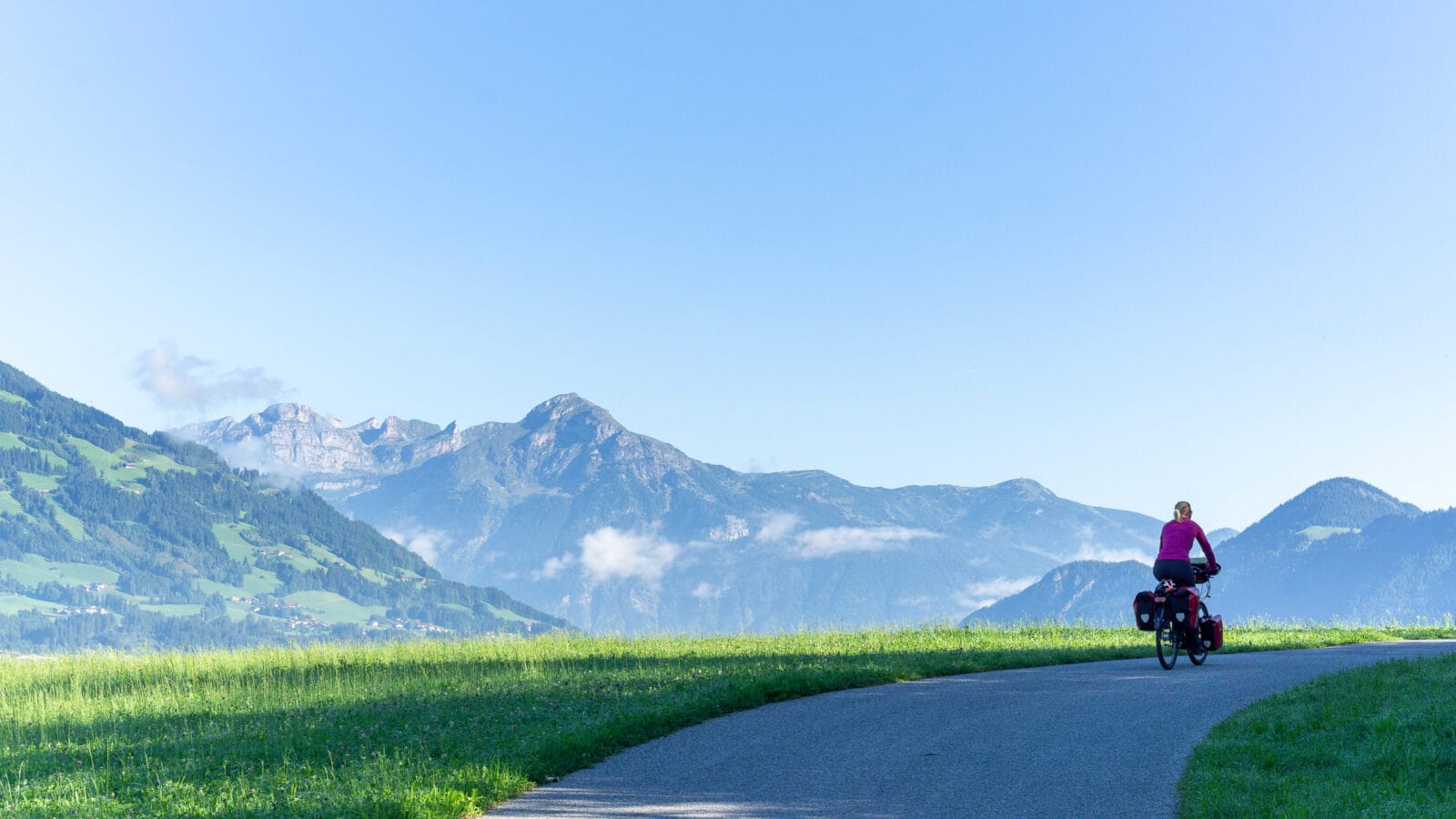 Fietser op de weg boven het Zillertal bij Ried im Zillertal