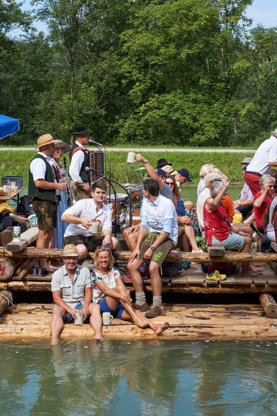 Vrienden op een houtvlot op de Isar bij Wolfratshausen