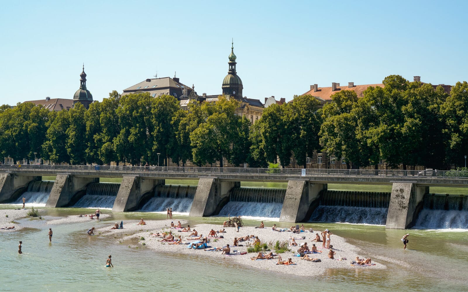 Zonnebaden bij de stuw in de Isar, München