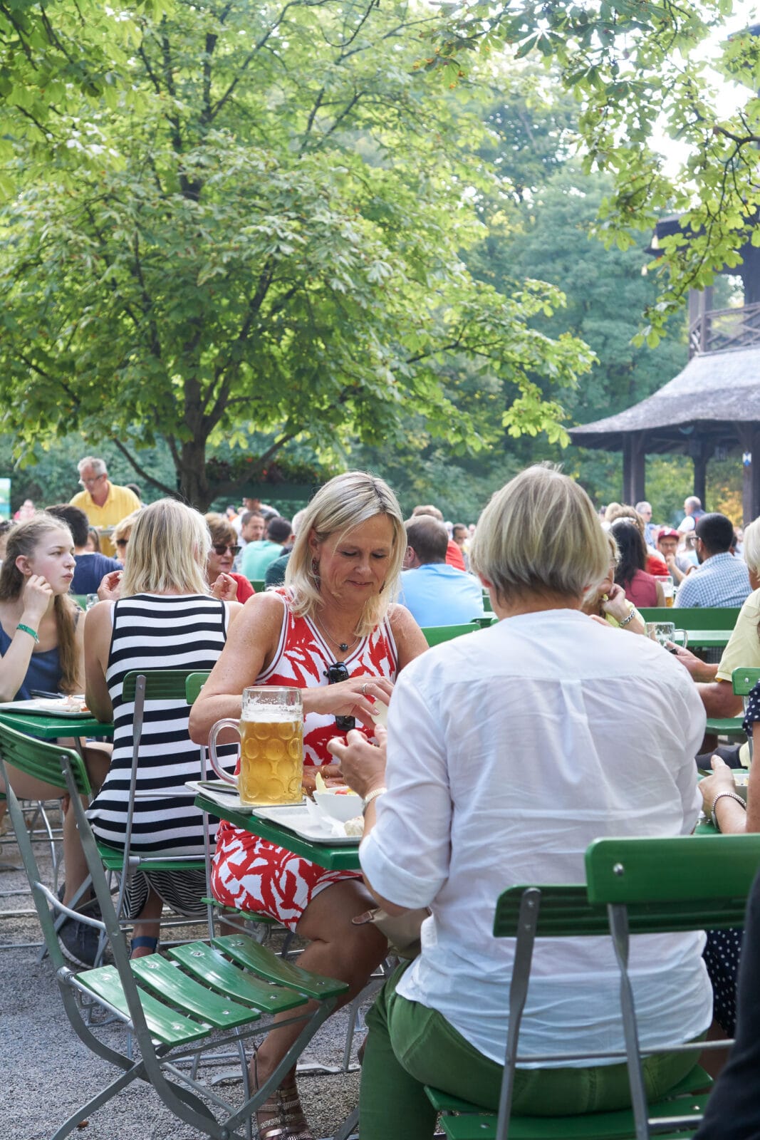 Bier en eten in de biergarten bij de Chinesischer Turm, München