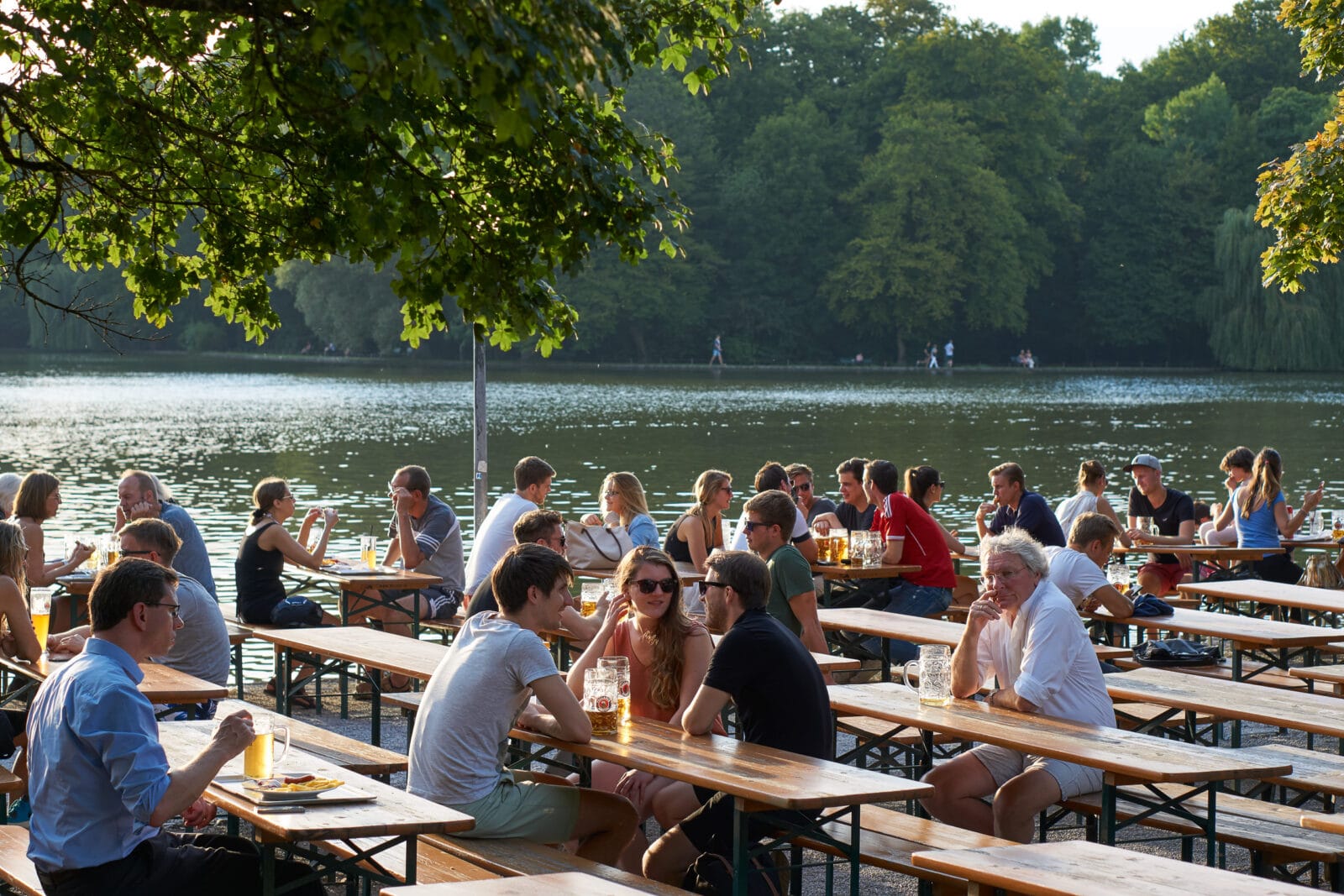 Tafels aan het water bij het Seehaus in de Engelse Tuin, München