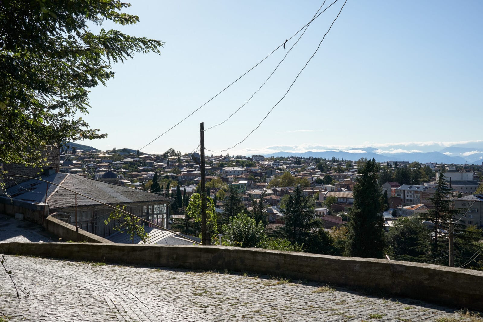 Kasseienpad met uitzicht over Koetaisi en de bergen