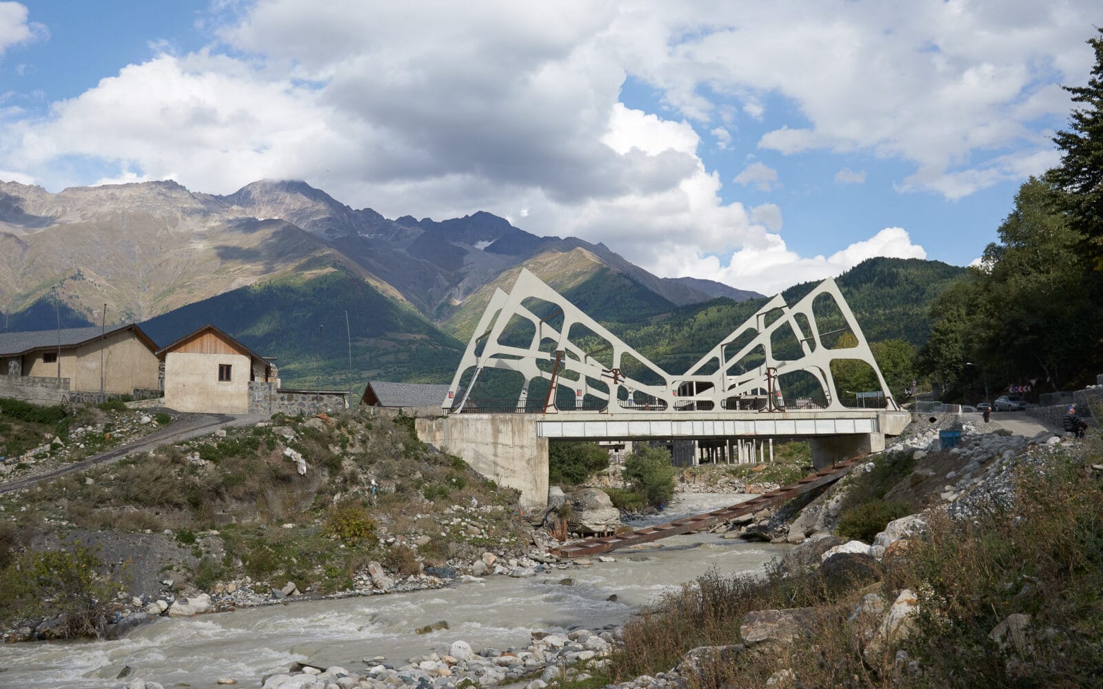 Moderne brug over de bergrivier bij Mestia