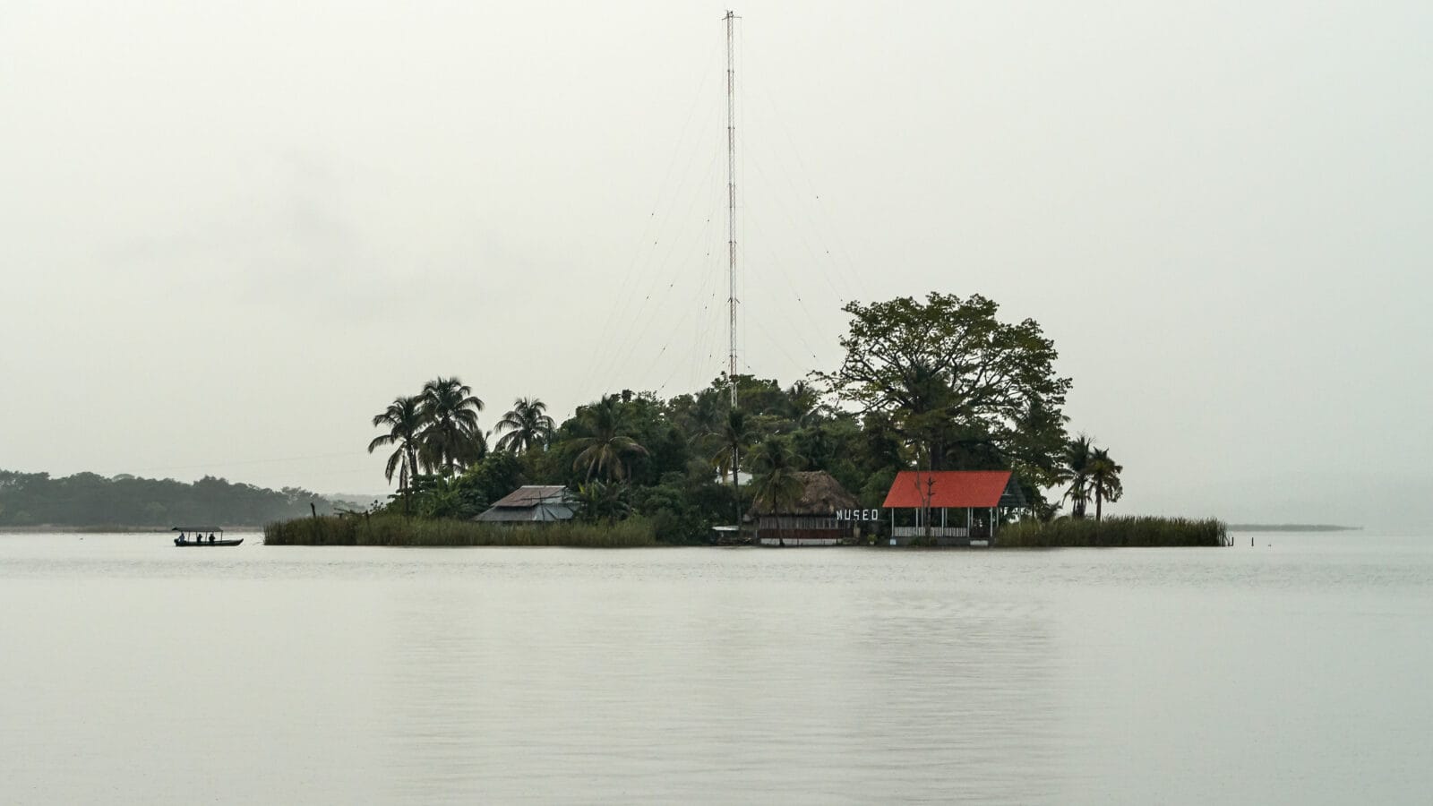 Het museumeilandje Santa Bárbara in de nevel op het Petén Itzámeer bij Flores