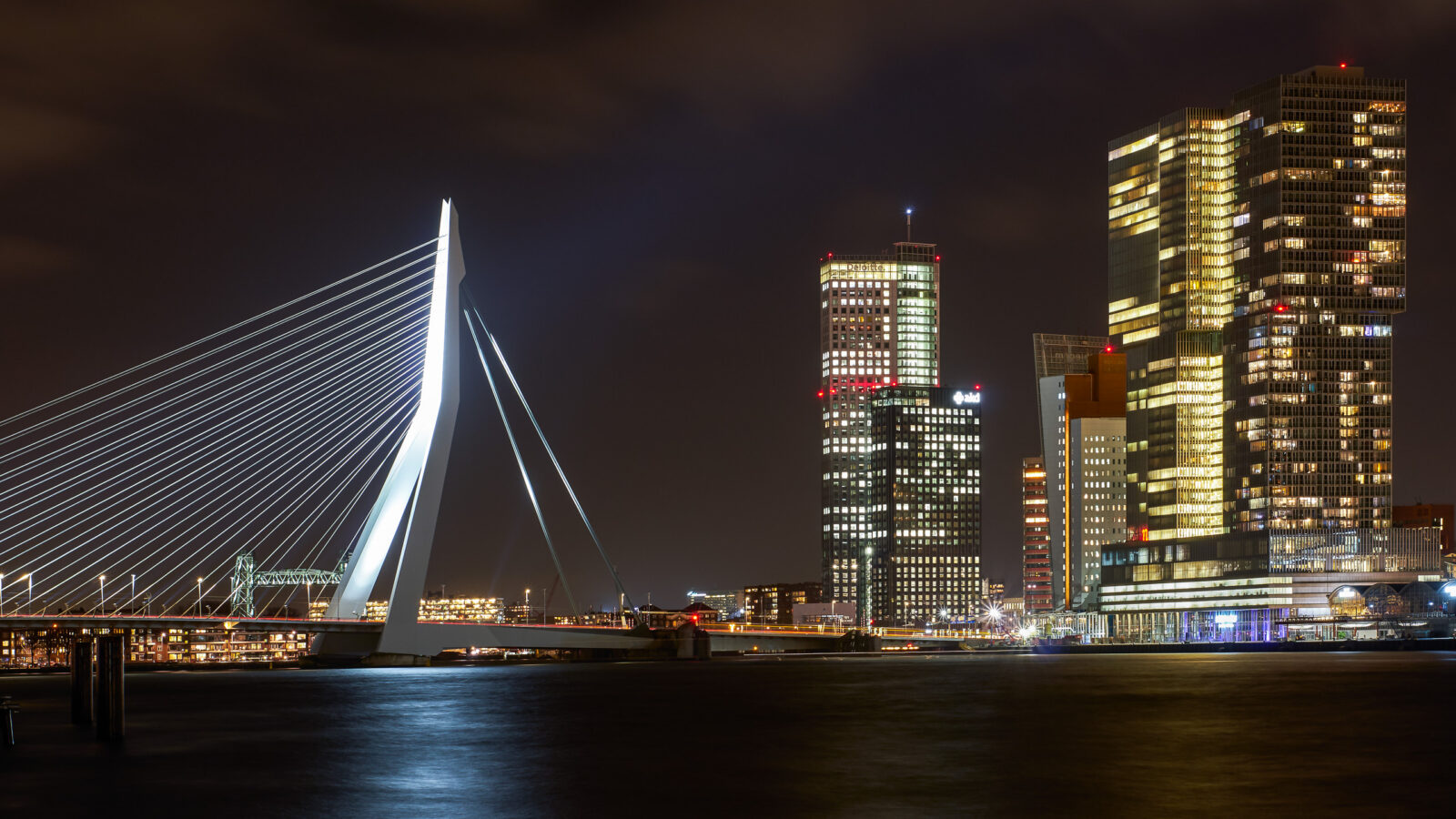 Glimmende stadslichten boven het water, Rotterdam