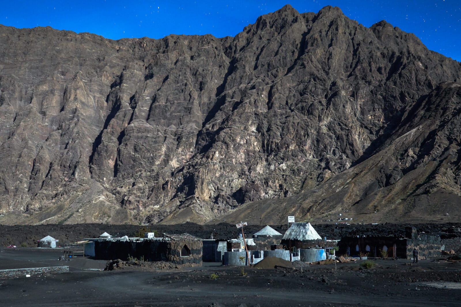 Het dorp Portela onder de caldeirawand van Fogo