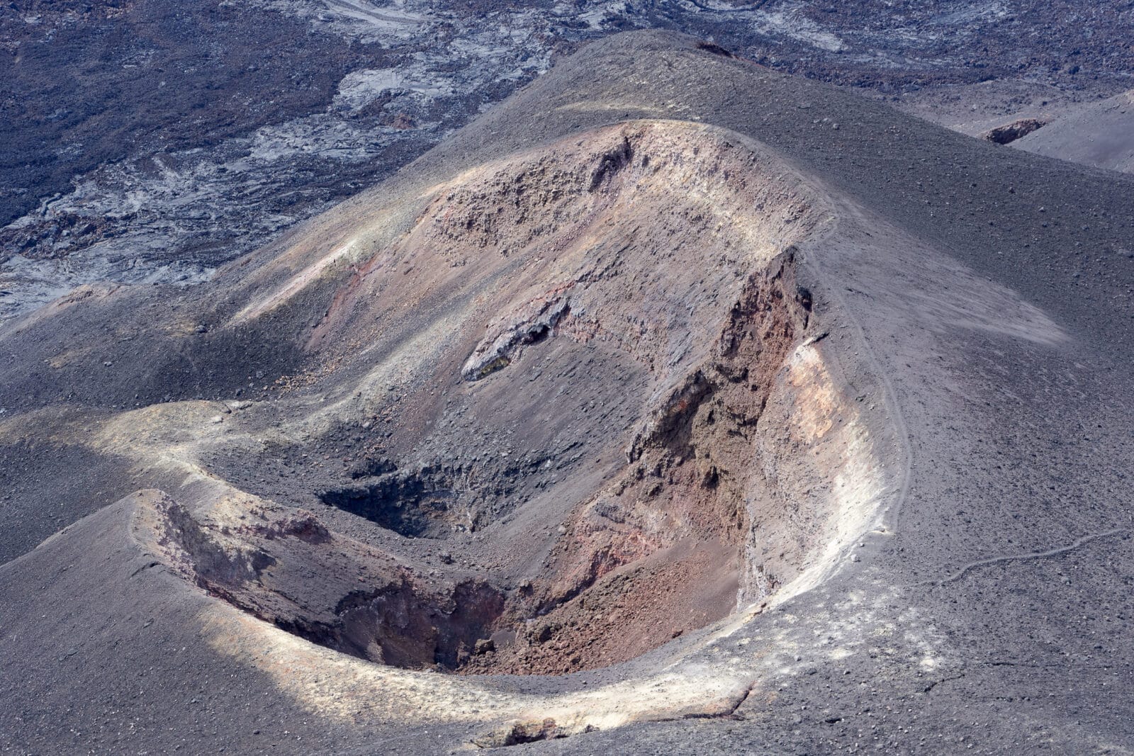 Zwarte as en lavarotsen in de krater van de Pico do Fogo