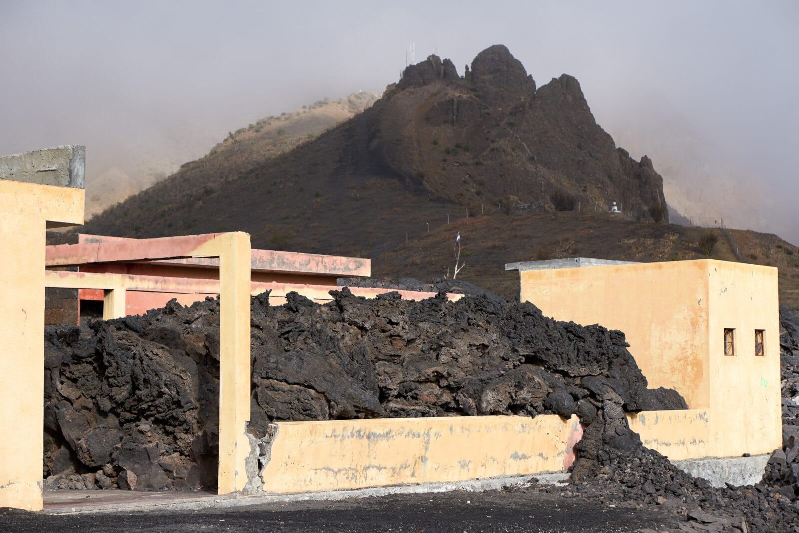 Verlaten gebouwen tussen de lavablokken in Chã das Caldeiras