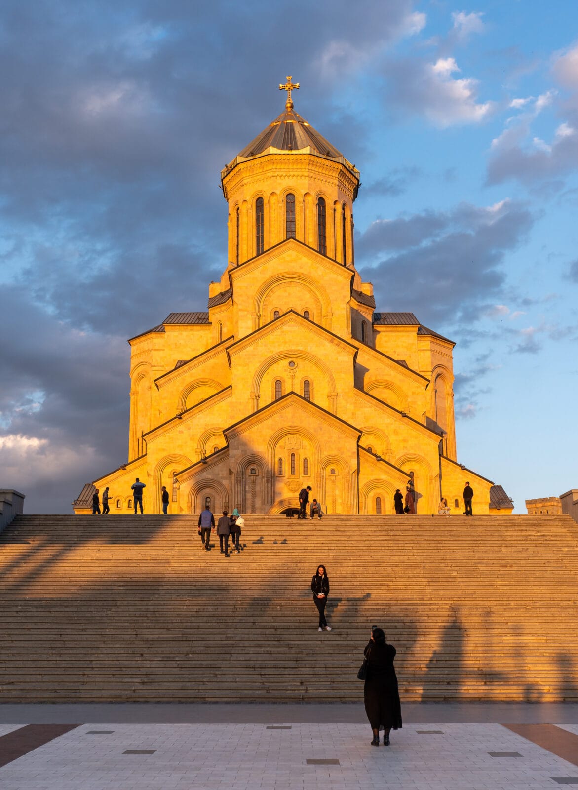 Avondlicht op de trappen van de kathedraal in Tbilisi