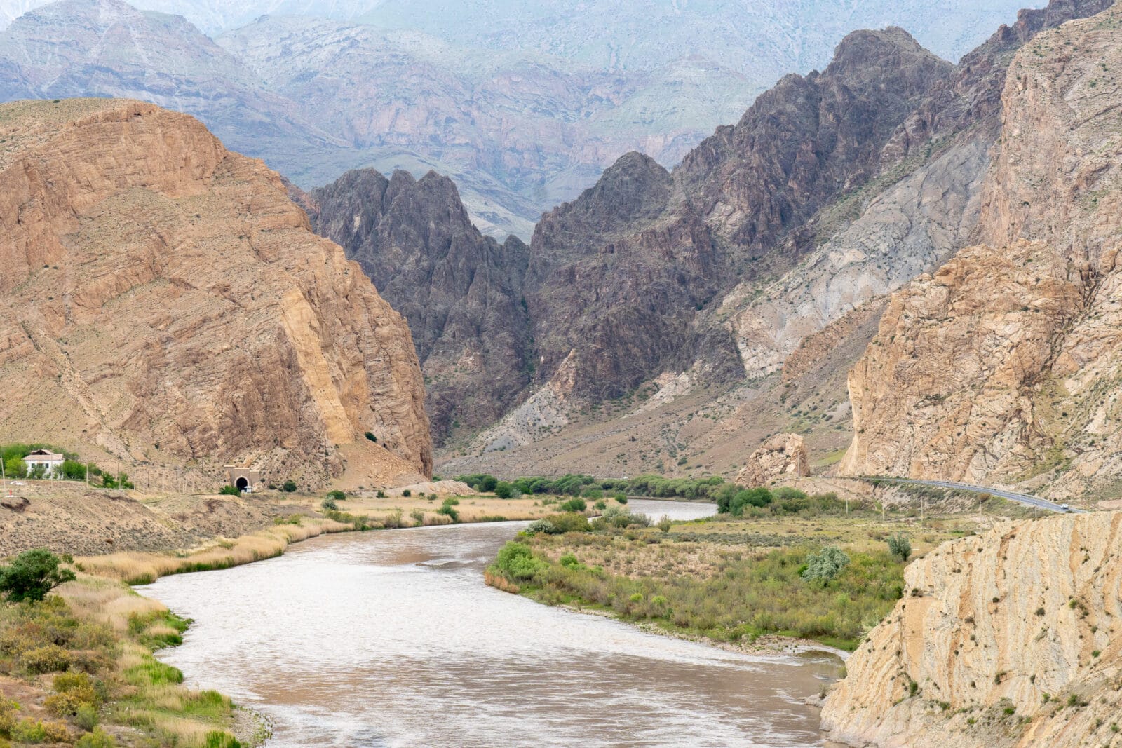 Rivier door een ruige bergkloof bij Siah Rud in Iraans Azerbeidzjan