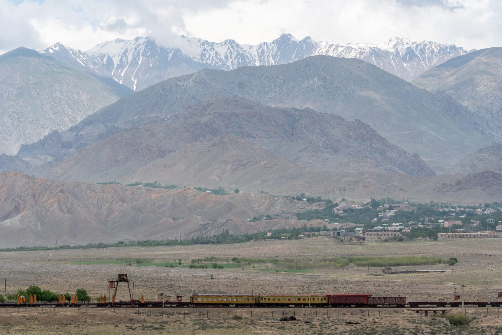 Trein door het bergland bij Siah Rud in Noordwest-Iran