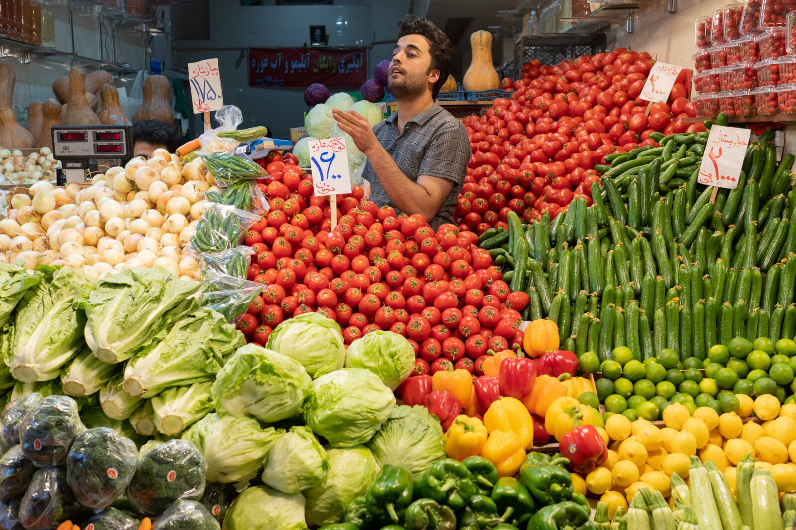 Verkoper toont zijn stapels verse groente in Tabriz