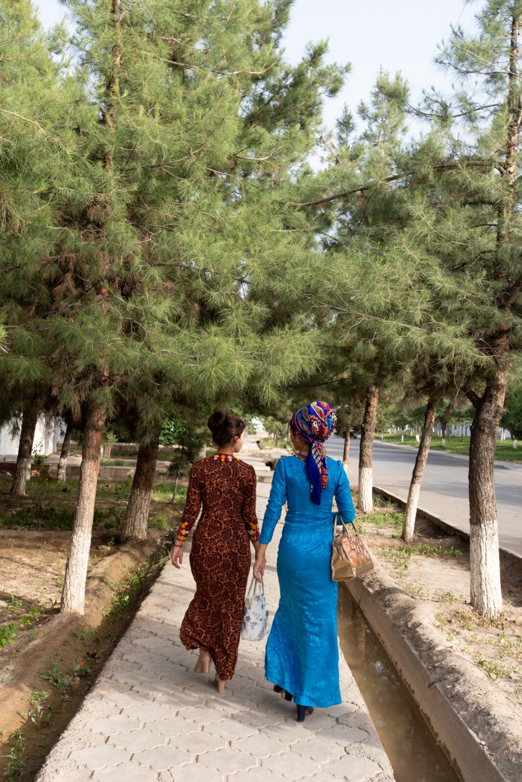 Twee vrouwen in traditionele jurk op een lommerrijk pad in Mary
