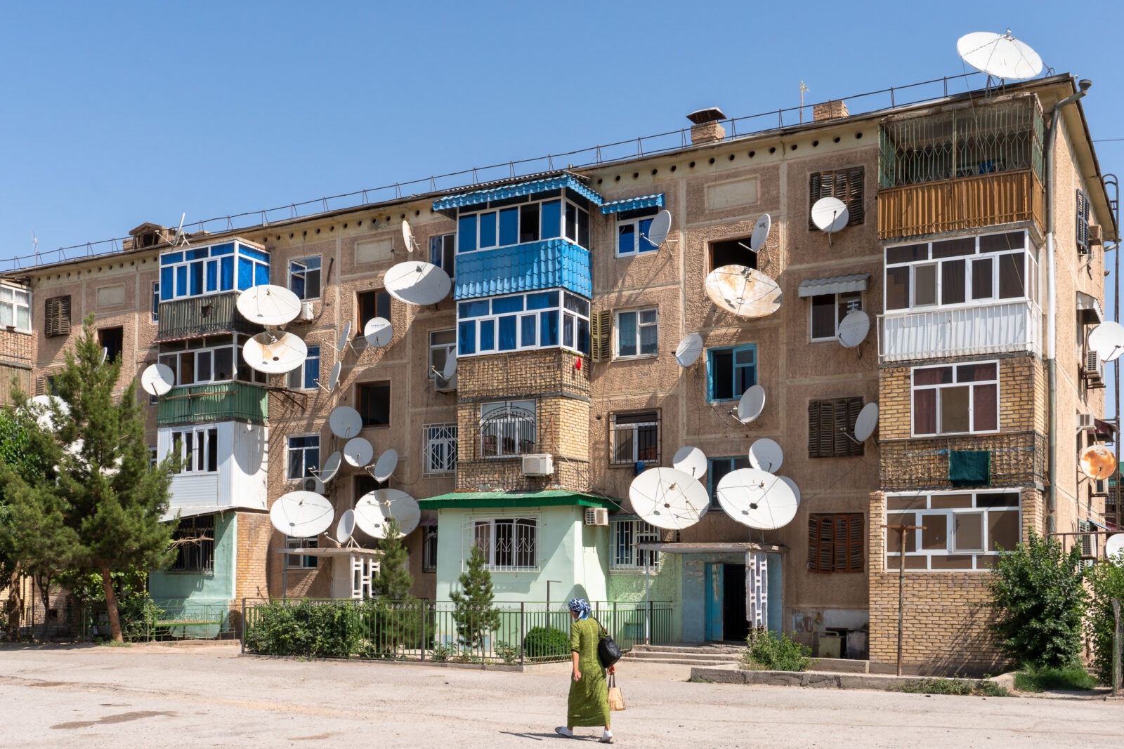Schotelantennes aan een flatgevel in Turkmenabat