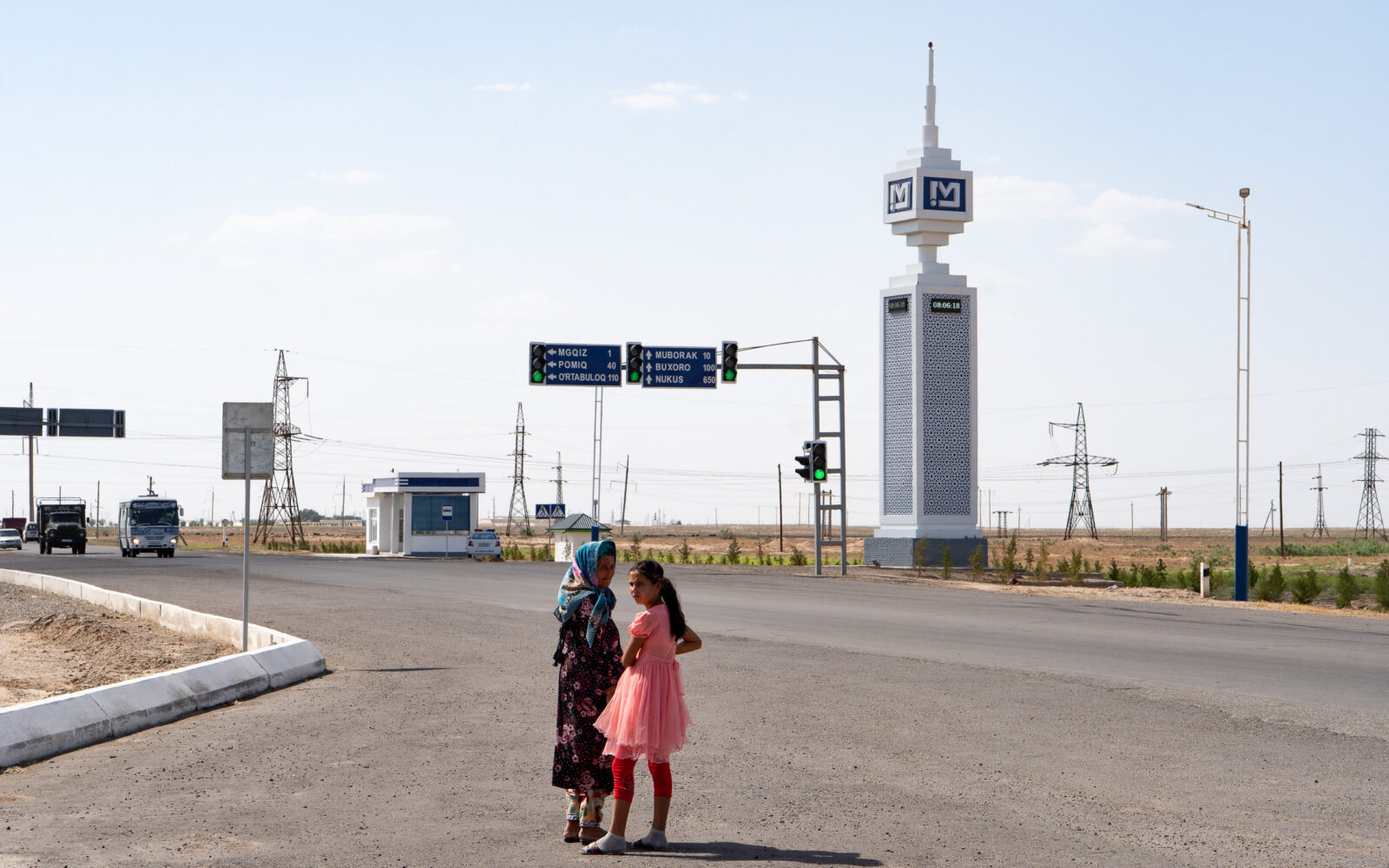 Twee meisjes bij het wegmonument van Muborak aan de weg van Boechara naar Qarshi
