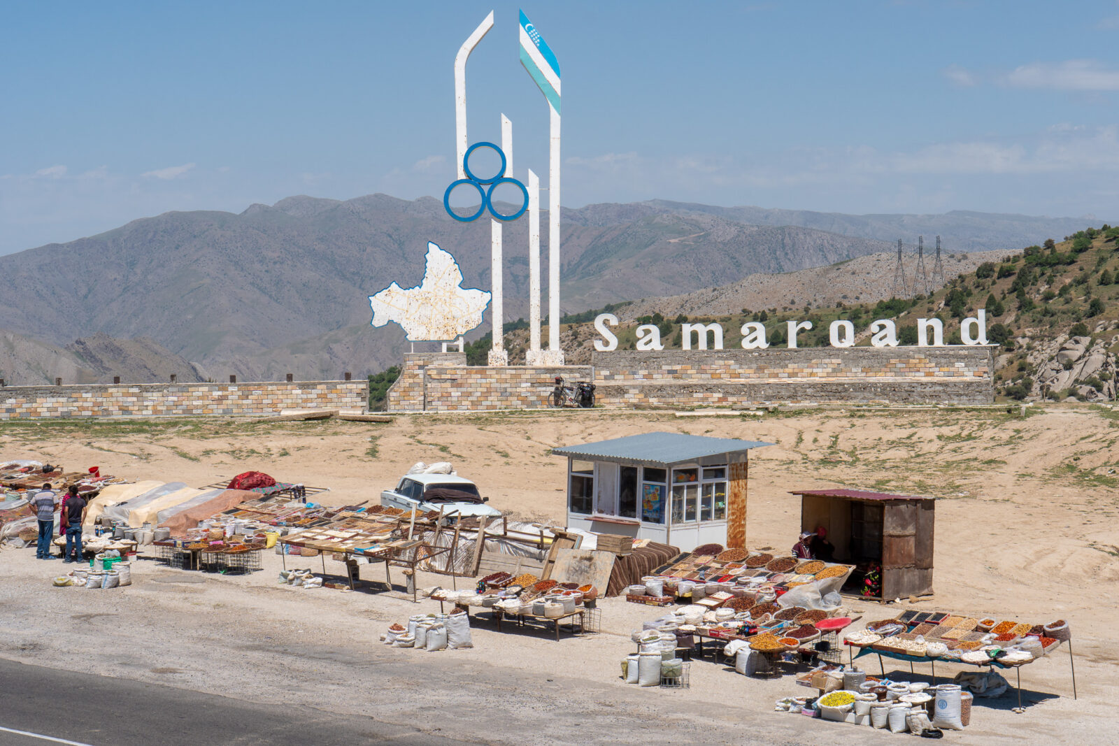 Wegmarkt bij het welkomstbord van Samarkand op de Tachtakaracha-pas