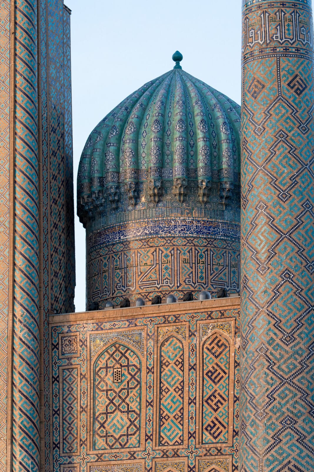 De geribde koepel van de Sher Dor-madrassa op het Registan in Samarkand