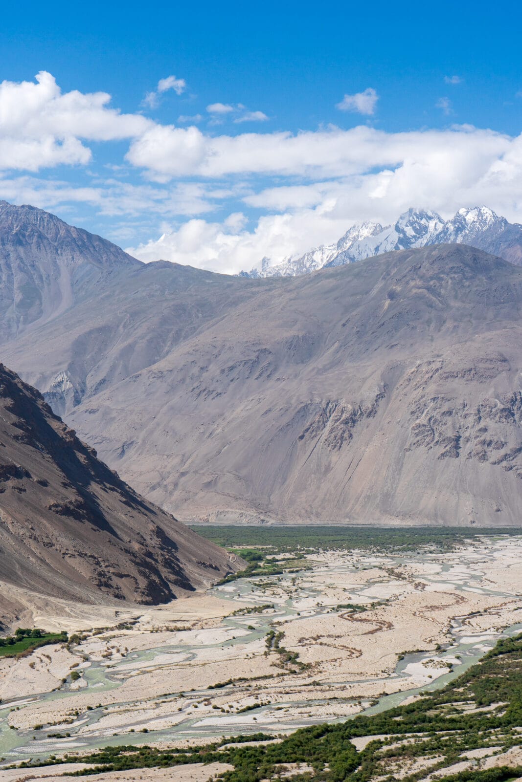 Het brede dal van de Pamir-rivier bij Ratm