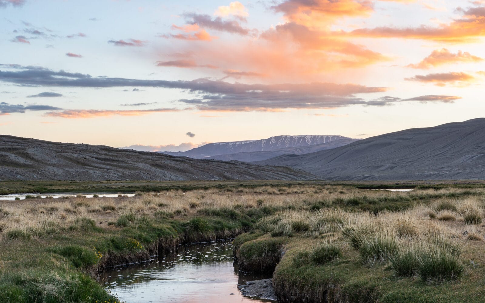 Avondlicht boven de bergen van de Pamir-hoogvlakte